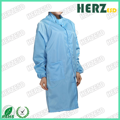 เสื้อผ้าห้องทําความสะอาดห้องปฏิบัติการแบบแอนติสแตตติก เสื้อผ้า ESD Smock สามารถล้างได้ สีขาวหรือสีฟ้า โพลิเอสเตอร์สําหรับเสื้อผ้าห้องปฏิบัติการหรือห้องทําความสะอาด