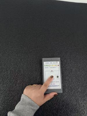 แผ่นยาง ESD ป้องกันไฟฟ้าสถิต พร้อมชั้น PVC สองชั้นและพื้นผิวด้านบนลายเปลือกไม้ ให้ความสบายตามหลักสรีรศาสตร์และการกันลื่น