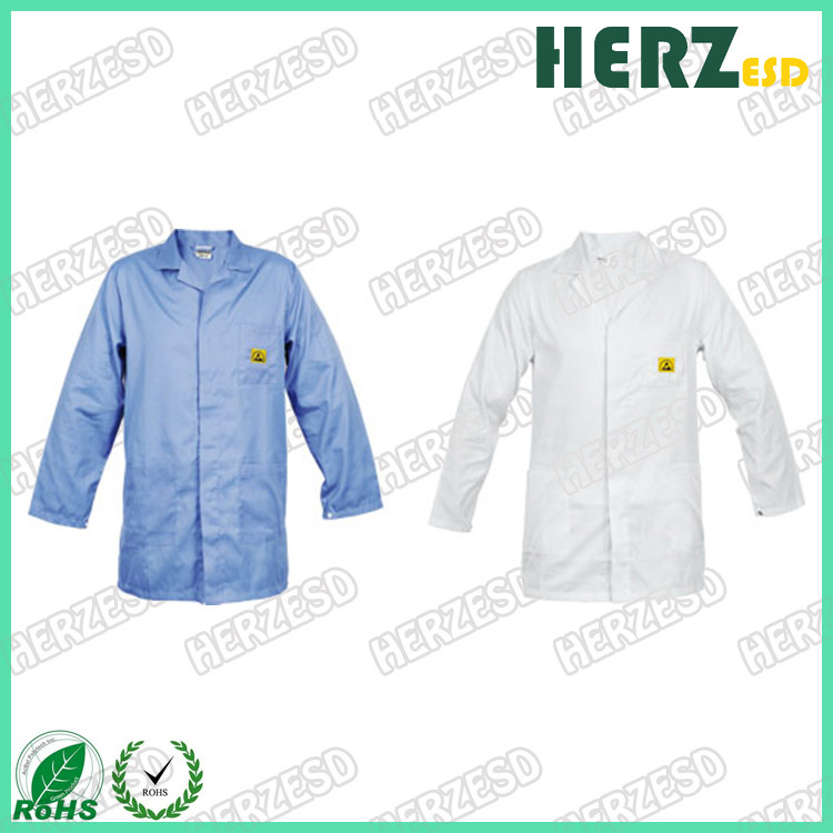 เสื้อผ้าห้องทําความสะอาดห้องปฏิบัติการแบบแอนติสแตตติก เสื้อผ้า ESD Smock สามารถล้างได้ สีขาวหรือสีฟ้า โพลิเอสเตอร์สําหรับเสื้อผ้าห้องปฏิบัติการหรือห้องทําความสะอาด
